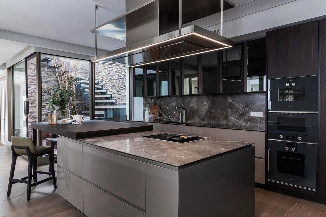 Armário de cozinha moderno de luxo à prova de água à prova de fogo brilhante com cor de faceta personalizada