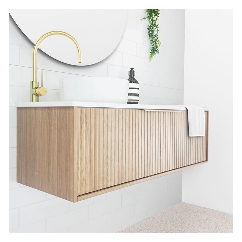 Apartamento Banheiro Vanity com painel de porta de madeira maciça e Custom Grain de madeira leve