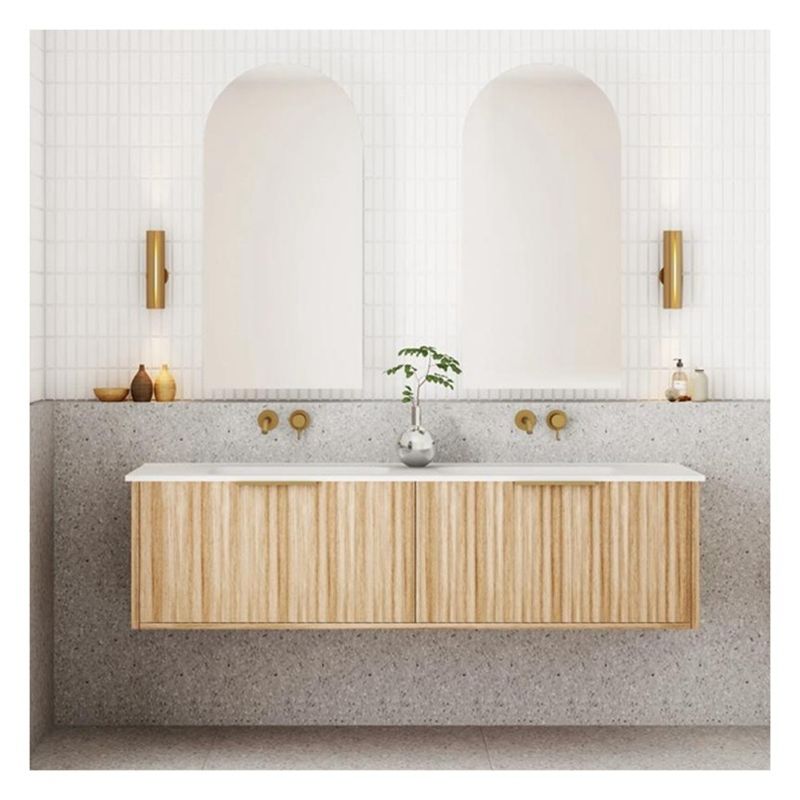Apartamento Banheiro Vanity com painel de porta de madeira maciça e Custom Grain de madeira leve