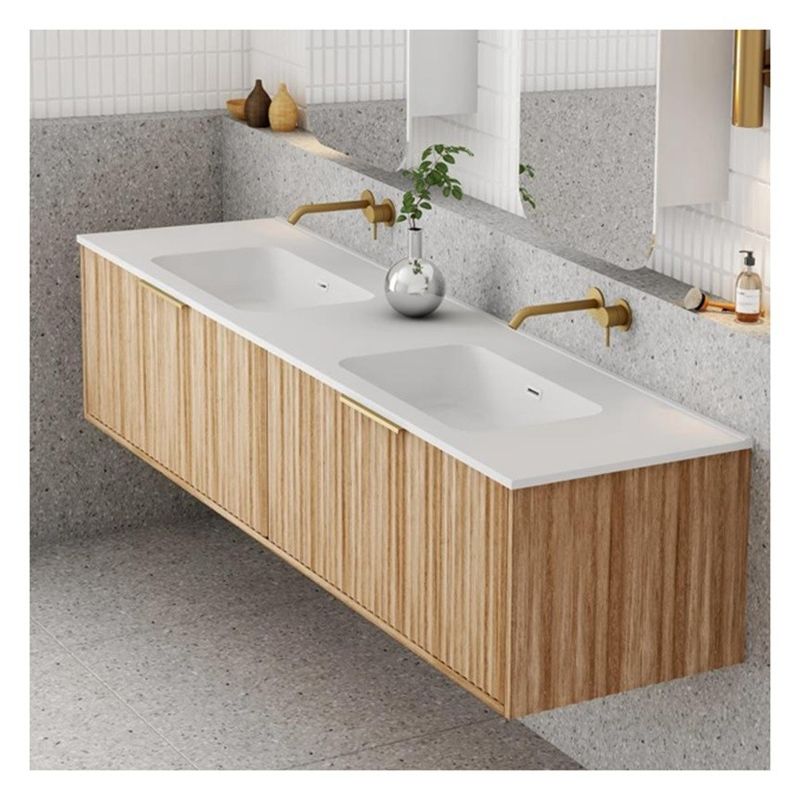 Apartamento Banheiro Vanity com painel de porta de madeira maciça e Custom Grain de madeira leve