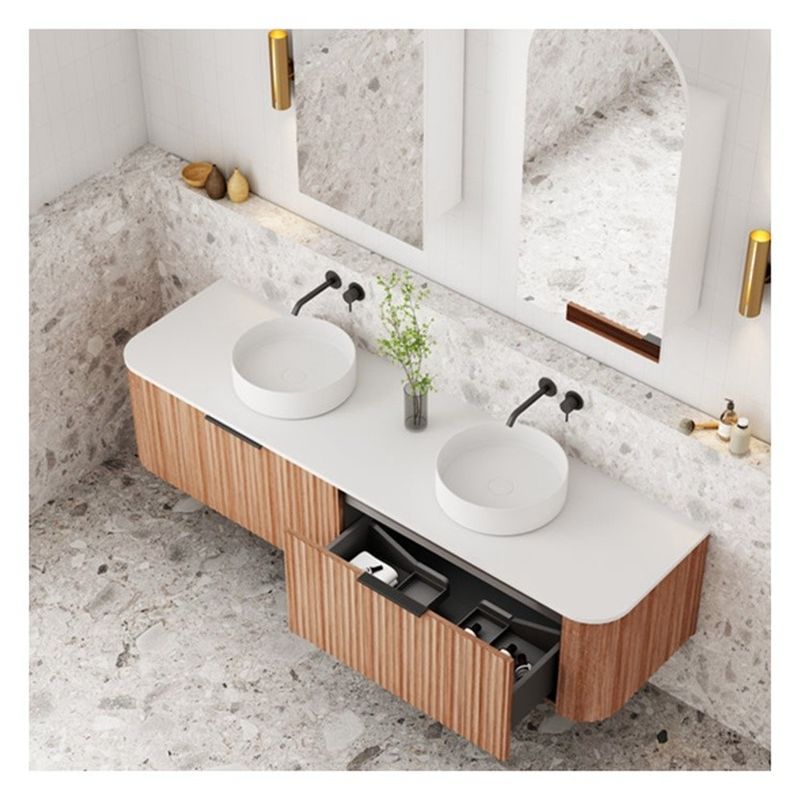 Apartamento Banheiro Vanity com painel de porta de madeira maciça e Custom Grain de madeira leve