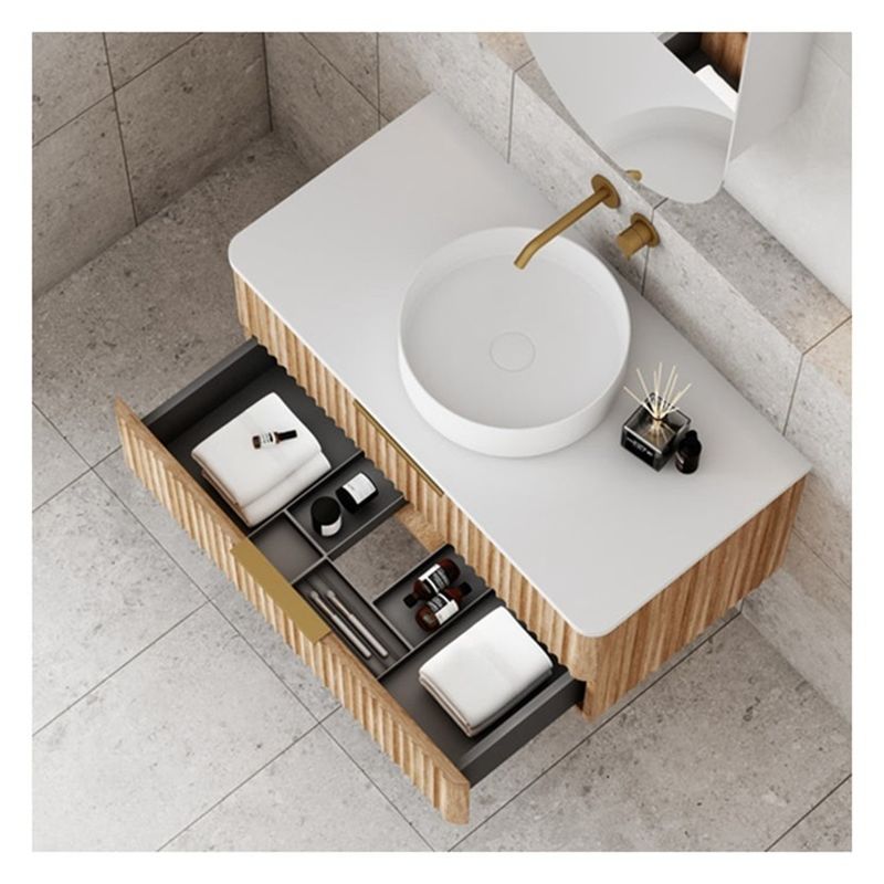 Apartamento Banheiro Vanity com painel de porta de madeira maciça e Custom Grain de madeira leve