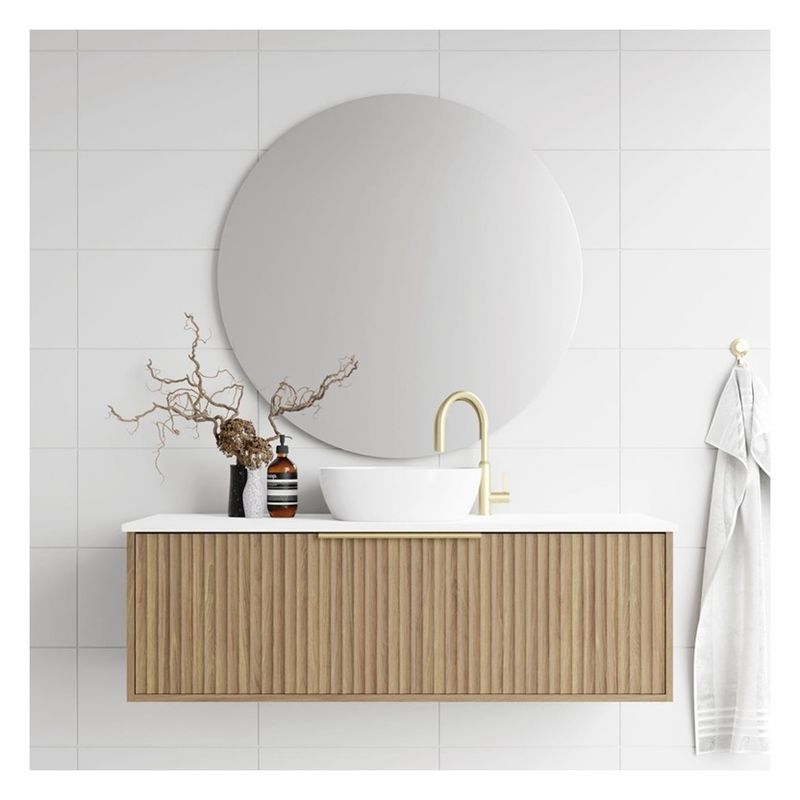 Apartamento Banheiro Vanity com painel de porta de madeira maciça e Custom Grain de madeira leve
