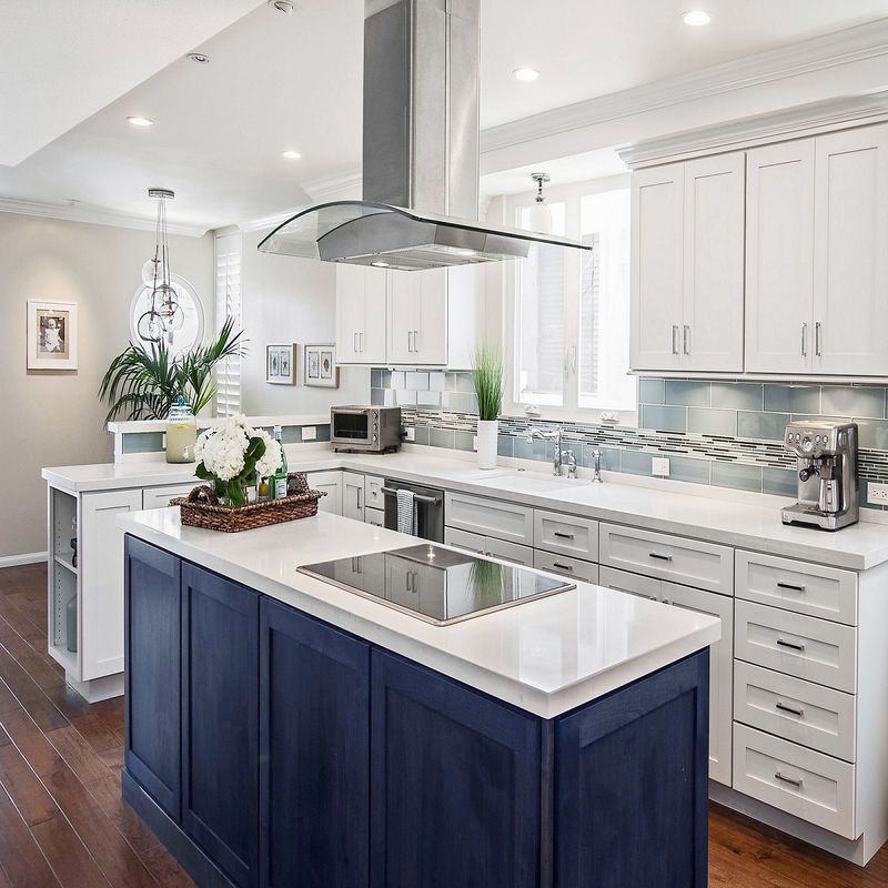 Armário de cozinha de estilo moderno de estilo europeu com cor de chapéu personalizada