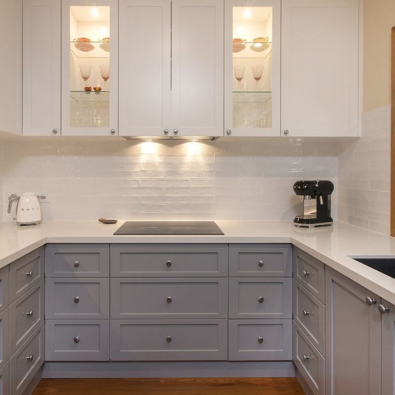Armário de parede de cozinha de estilo europeu de tamanho personalizado com design moderno e garantido