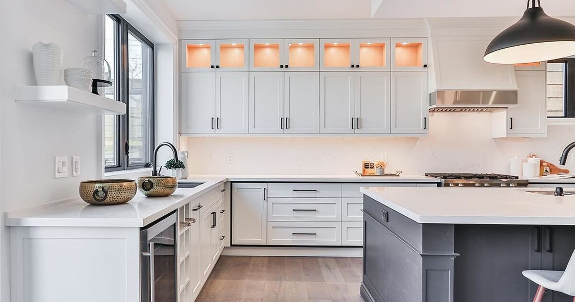 Armário de parede de cozinha de estilo europeu de tamanho personalizado com design moderno e garantido
