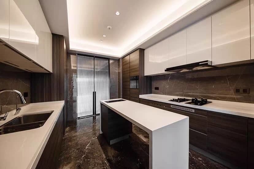 Armários de cozinha de cor de chapa personalizados para villas/apartamentos modernos e duráveis