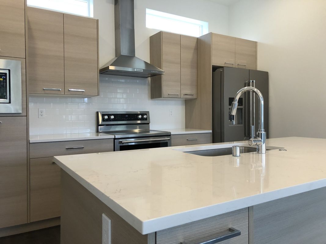 Armários de cozinha de cor de chapa personalizados para villas/apartamentos modernos e duráveis