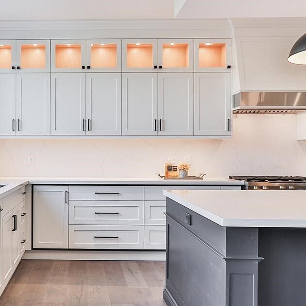 Luxoso gabinete de cozinha de luxo com uma obra fina e um design de agitação de madeira