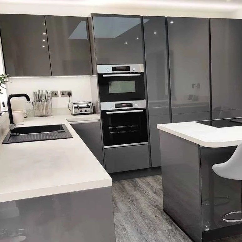 Cabine de cozinha de apartamento de luxo de madeira branca com recipiente de lixo