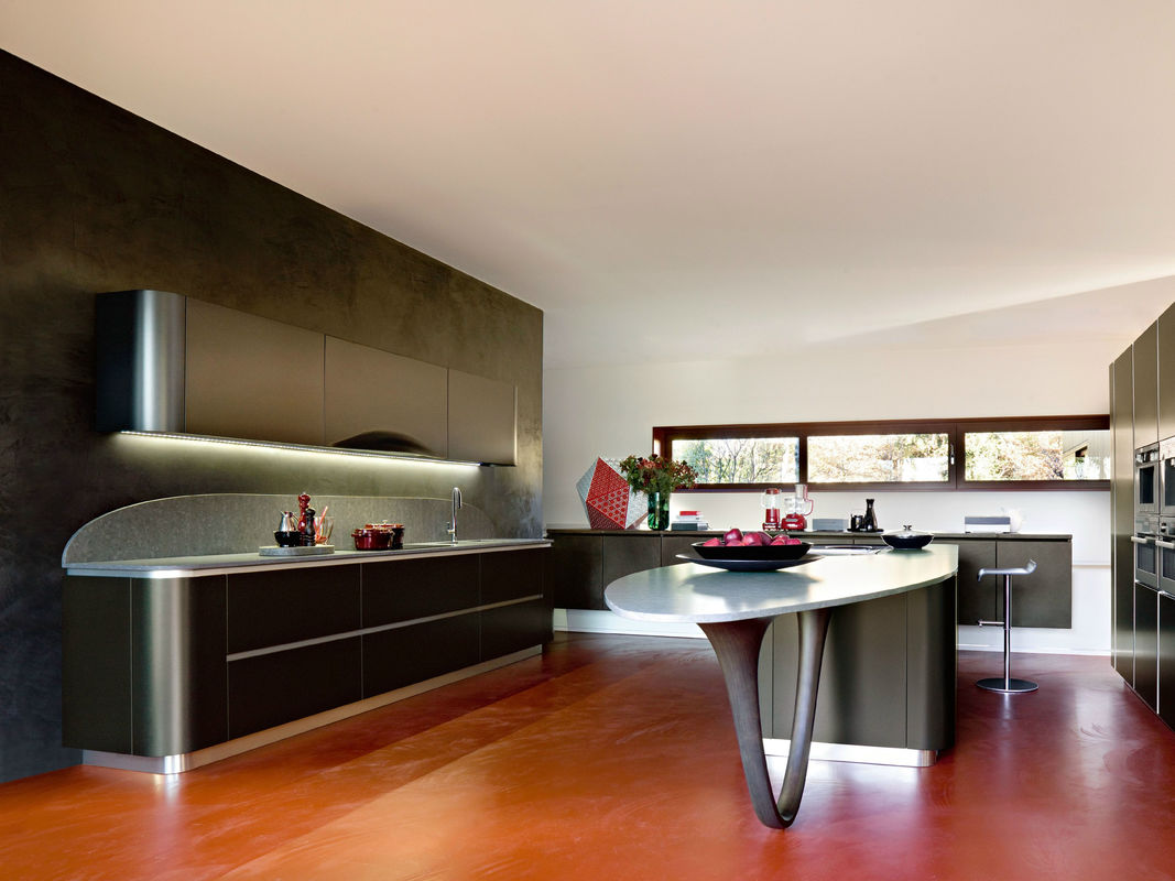 Cabine de cozinha de apartamento de luxo de madeira branca com recipiente de lixo