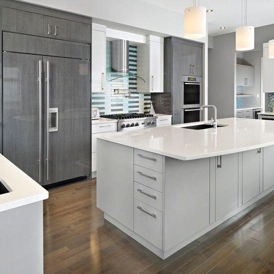 Armário de cozinha de cor brilhante personalizado com design e acessórios modernos