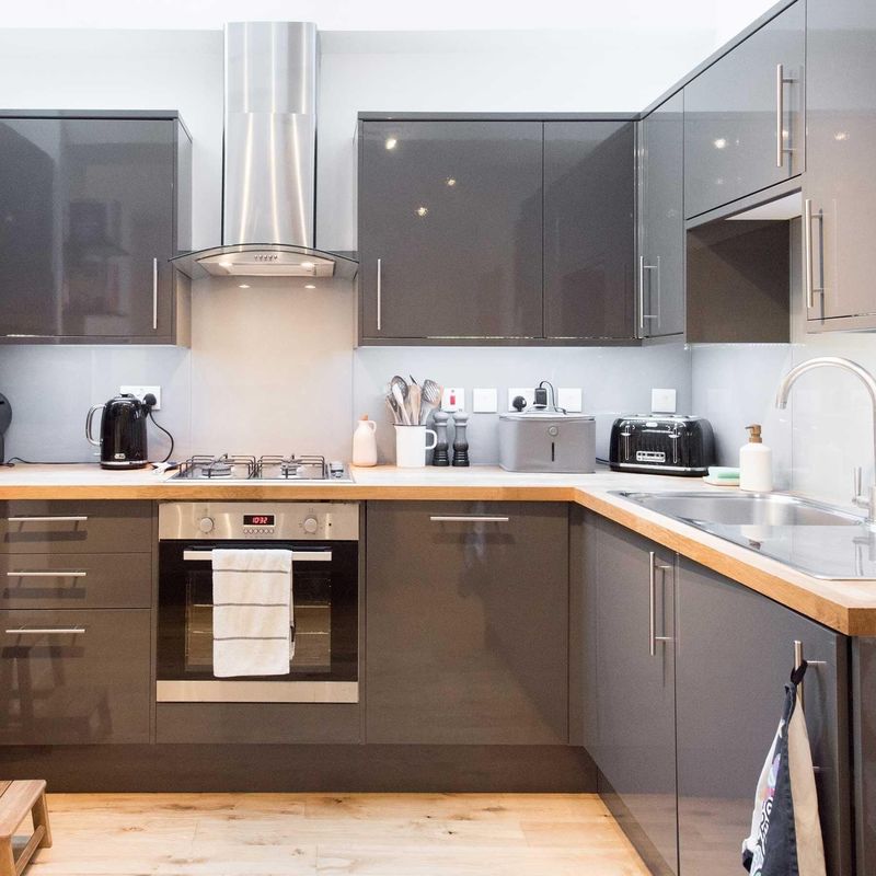 Armário de cozinha de cor brilhante personalizado com design e acessórios modernos
