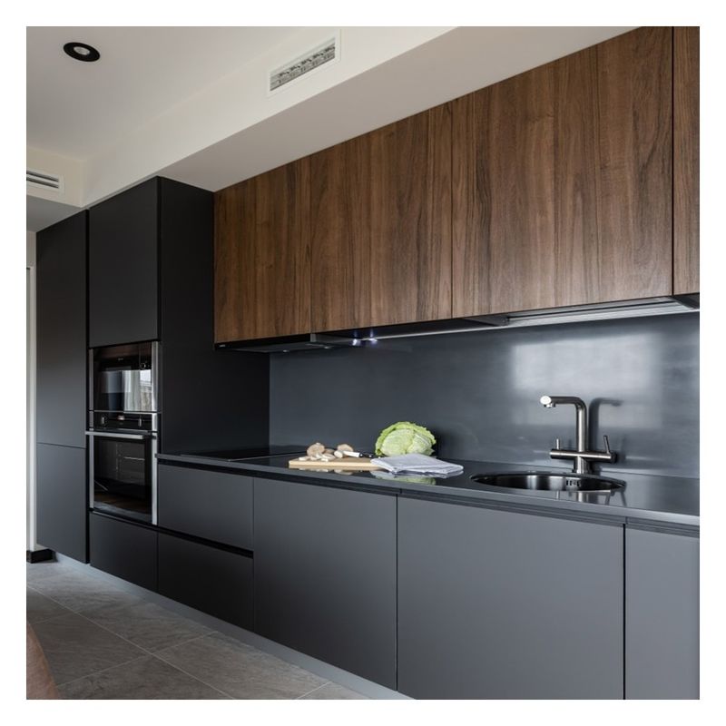 Armário de cozinha equipado com um design e acessórios modernos