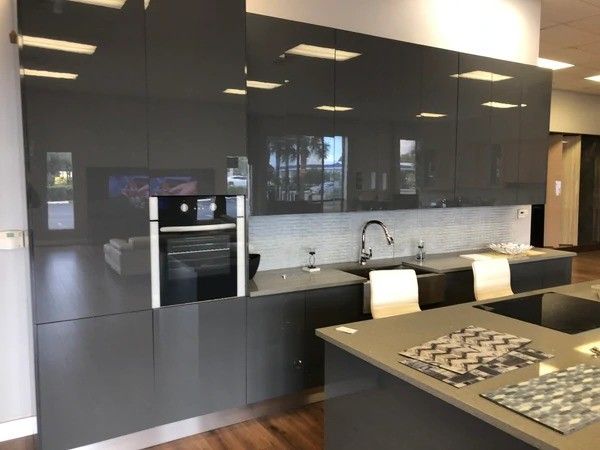 Moderno design brilhante gabinete de cozinha conjunto feito com madeira maciça e Toe Kick Acessórios