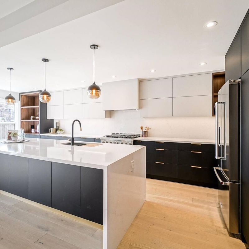 Armário de cozinha moderno em branco fosco para renovação de cozinha antiga em villa