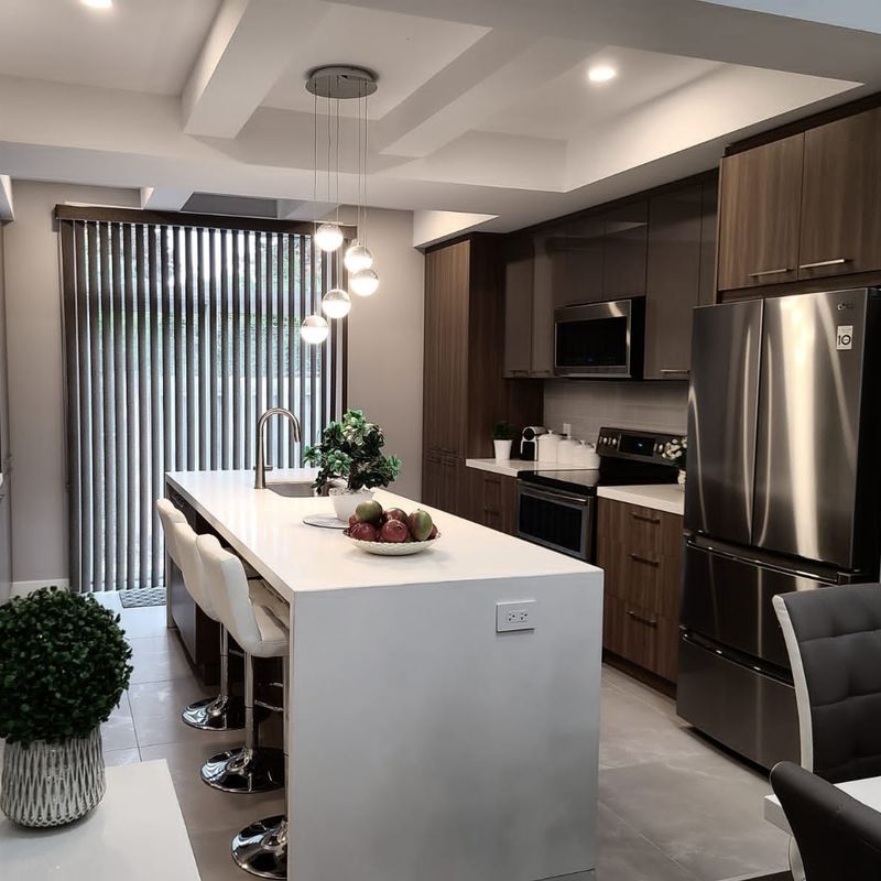 Armário de cozinha moderno em branco fosco para renovação de cozinha antiga em villa
