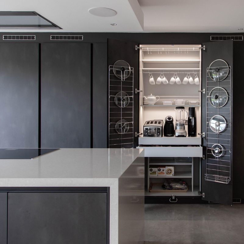 Armário de cozinha moderno em branco fosco para renovação de cozinha antiga em villa