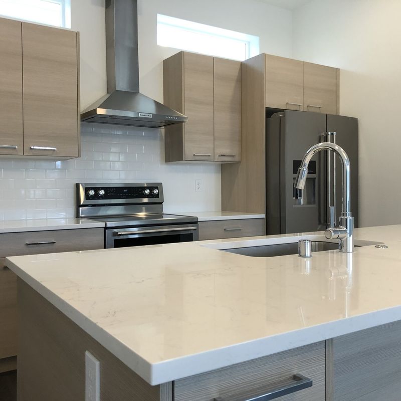 Armário de cozinha moderno em branco fosco para renovação de cozinha antiga em villa