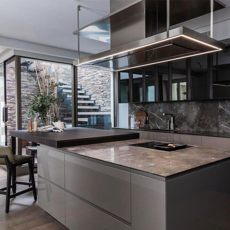 Armários de cozinha de luxo modulares de cores personalizadas com design moderno e acabamento de verniz