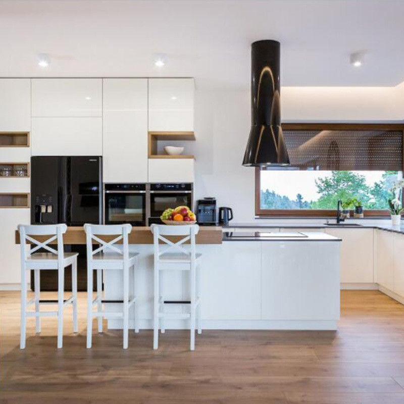 Armários de cozinha de luxo modulares de cores personalizadas com design moderno e acabamento de verniz