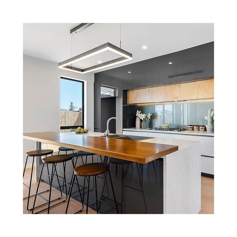 Armários de cozinha de design moderno com portas de estilo Shaker e acabamento de laca