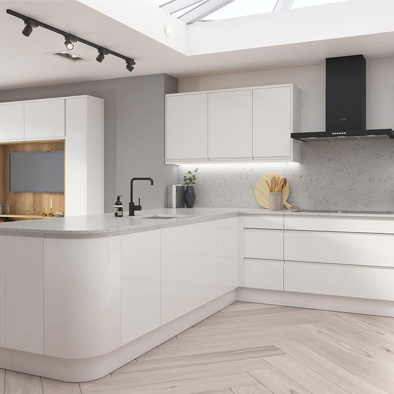 Armários de cozinha de design moderno com portas de estilo Shaker e acabamento de laca