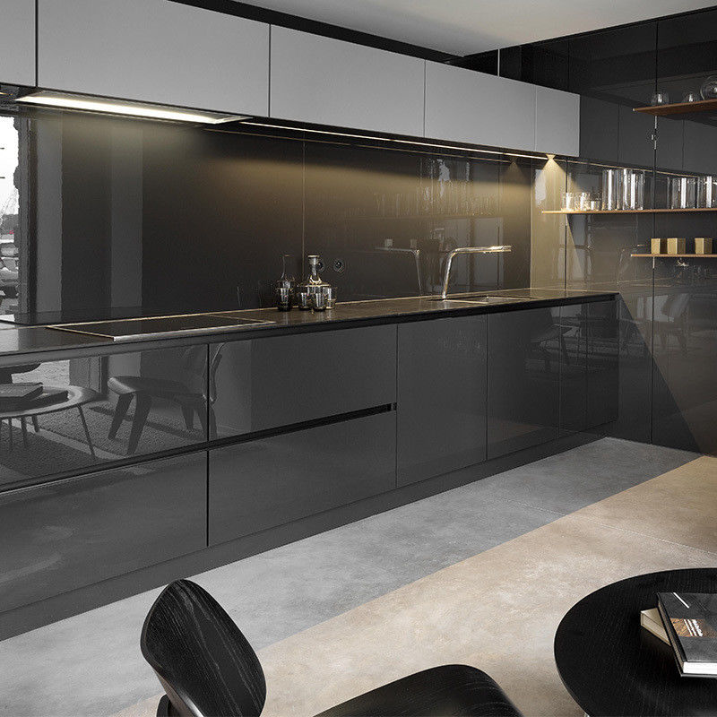 Armários de cozinha de design moderno com portas de estilo Shaker e acabamento de laca