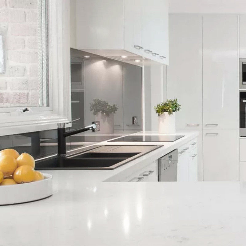 Armários de cozinha de design moderno com portas de estilo Shaker e acabamento de laca