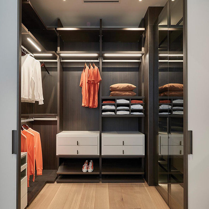 Guarda-roupa de madeira maciça com design contemporâneo