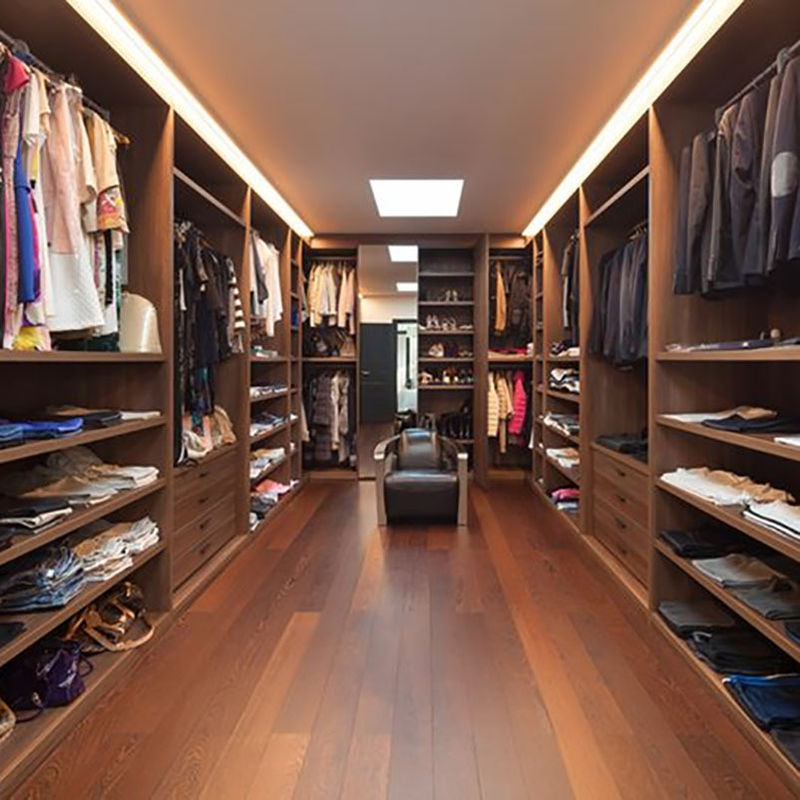 Guarda-roupa de madeira maciça com design contemporâneo