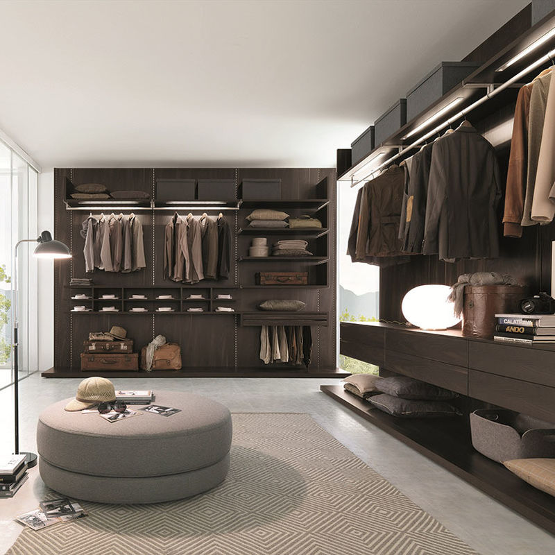 Guarda-roupa de madeira maciça com design contemporâneo
