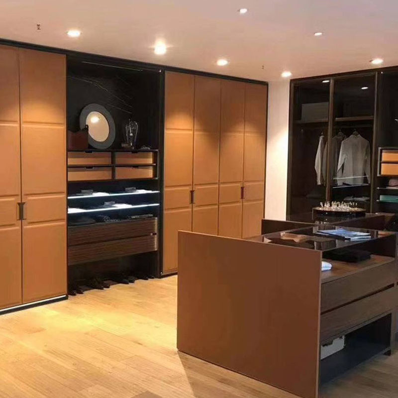 Guarda-roupa de madeira maciça com design contemporâneo
