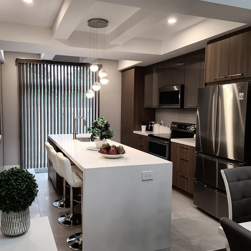 Armário de cozinha modular de design moderno personalizado com portas de acabamento de madeira maciça e laca