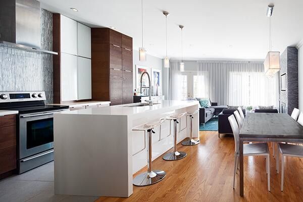 Armários de cozinha de madeira maciça de luxo moderno com design à prova de fogo e material de porta HDF