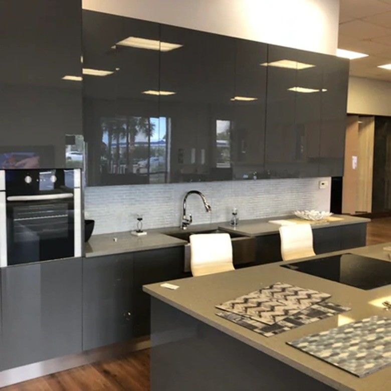 Armários de cozinha de PVC preto acabado com revestimento com design moderno e cor personalizada
