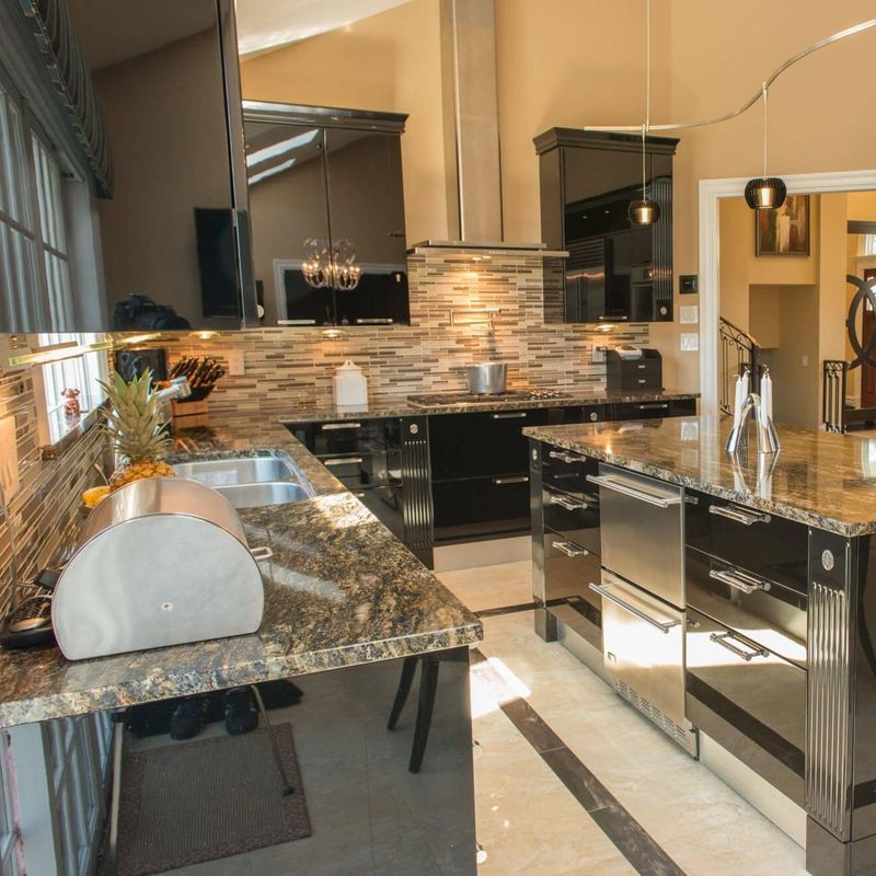 Armários de cozinha de PVC preto acabado com revestimento com design moderno e cor personalizada
