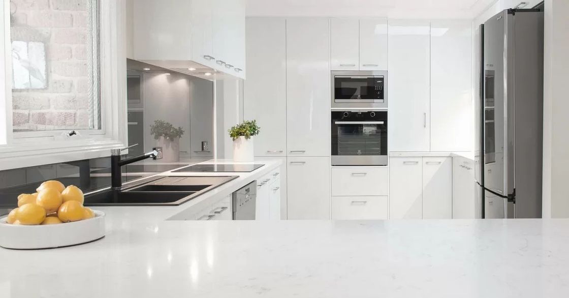 Armário de cozinha de casa de ponta moderna com vantagem à prova de água e à prova de fogo e acabamento de verniz