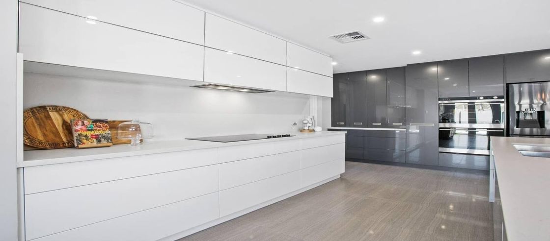 Armário de cozinha de casa de ponta moderna com vantagem à prova de água e à prova de fogo e acabamento de verniz
