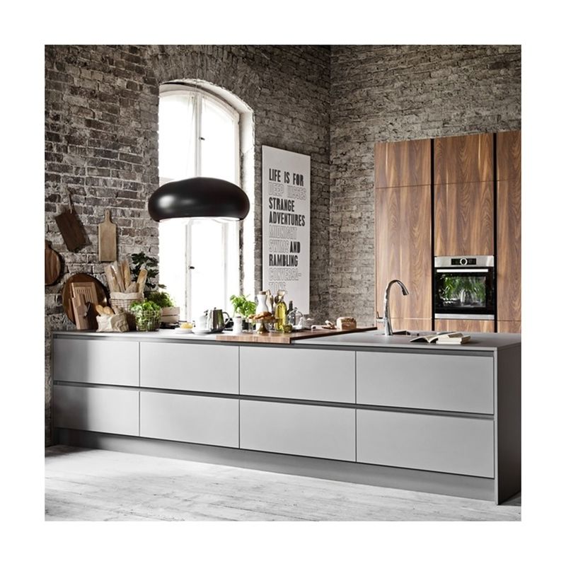 Armários de armazenamento Blum sem mangueiras cinza claro para design de móveis de cozinha modernos