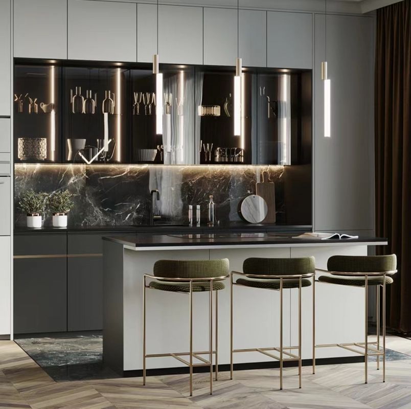 Armários de armazenamento Blum sem mangueiras cinza claro para design de móveis de cozinha modernos