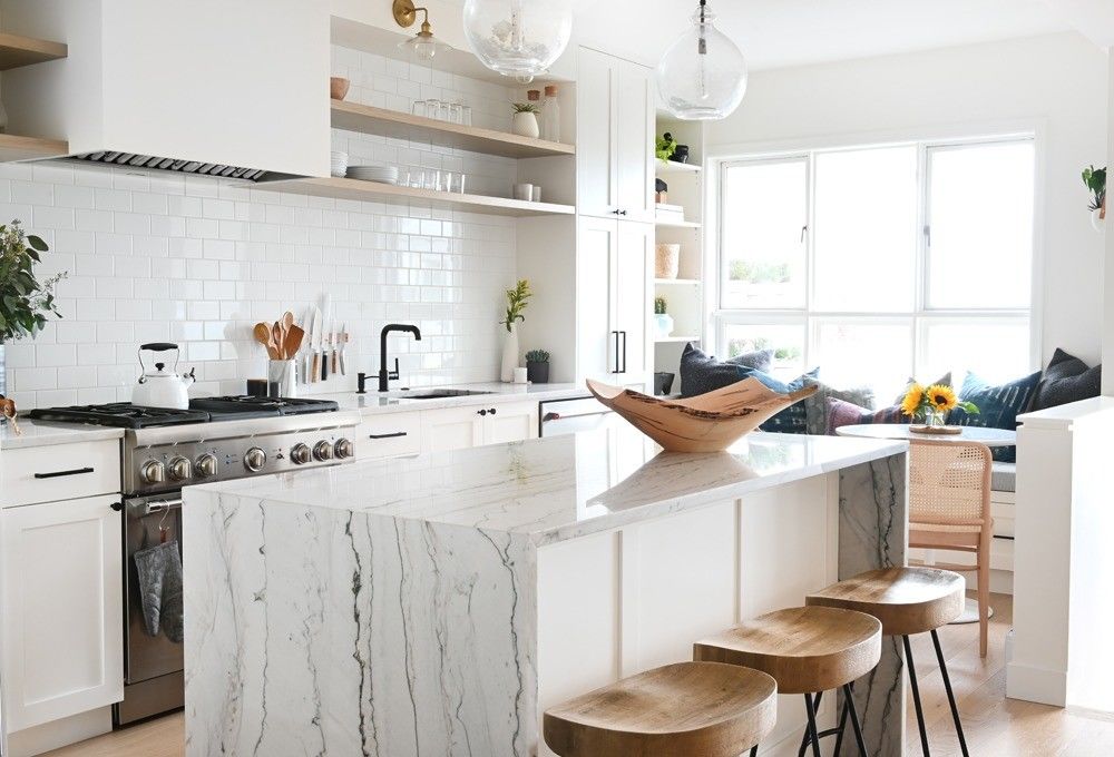 Armário de cozinha de armazém de cozinha de design moderno em cor preta com hardware de barra e Blum