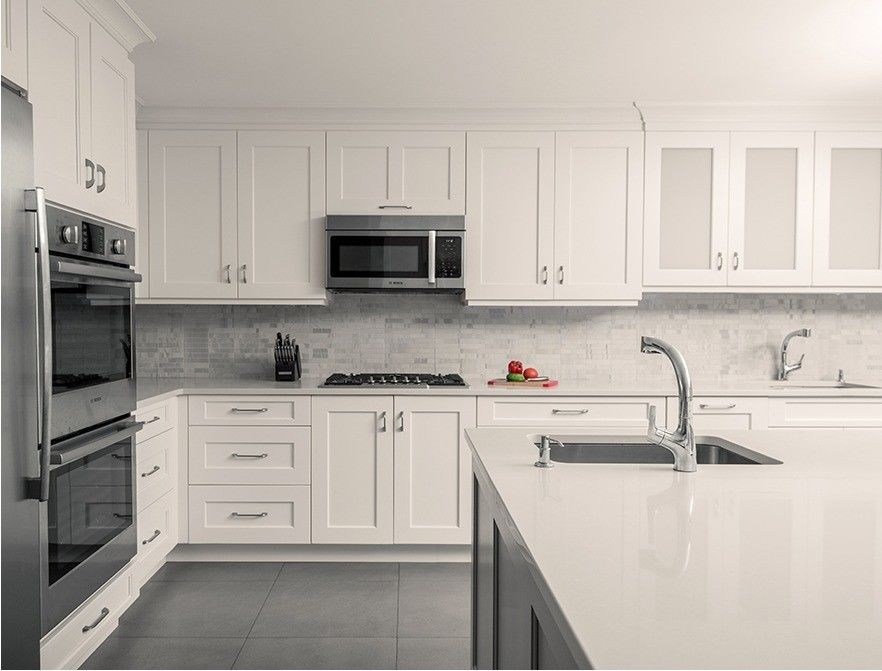 Armário de cozinha de armazém de cozinha de design moderno em cor preta com hardware de barra e Blum