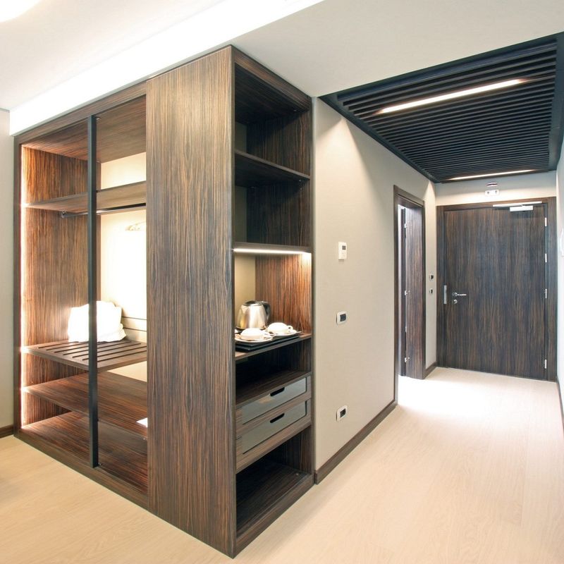 Painéis dobráveis Armário de quarto moderno de madeira Armário Design para High End Custom Hotel
