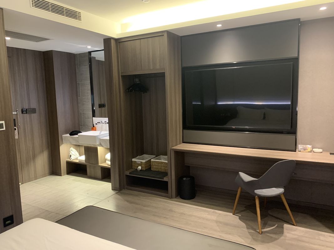 Painéis dobráveis Armário de quarto moderno de madeira Armário Design para High End Custom Hotel