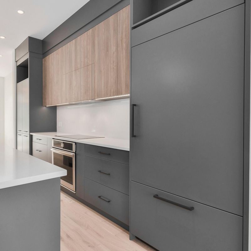 Mobiliário de cozinha moderno com hardware Blum e design de madeira de cor de folheado personalizado