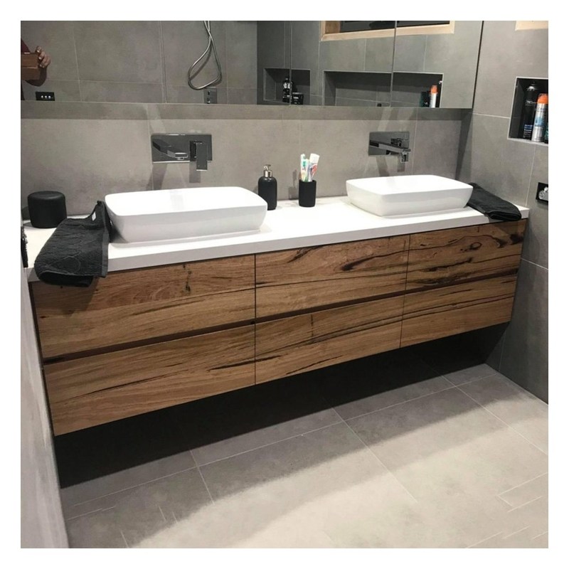 Crie uma aparência moderna em sua casa de banho com gabinete de parede de compensado e espelho LED