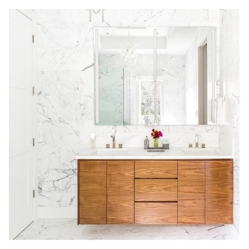 Armazém de banheiro de madeira escura de design moderno com montagem na parede e painel de porta de compensado