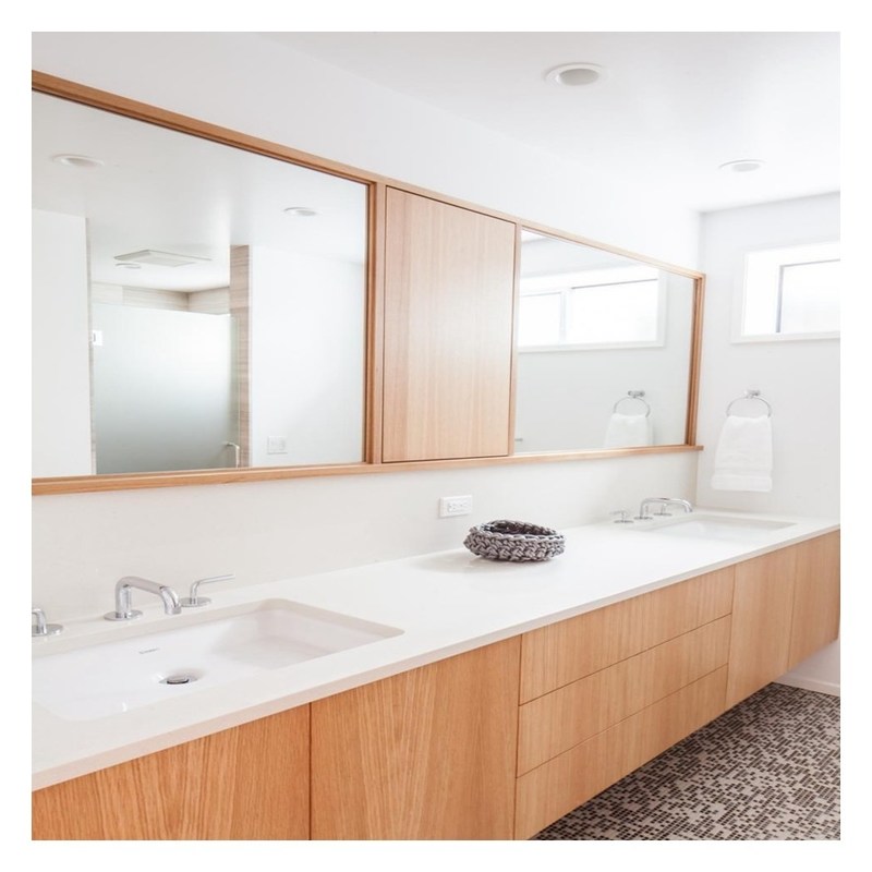 Armazém de banheiro de madeira escura de design moderno com montagem na parede e painel de porta de compensado