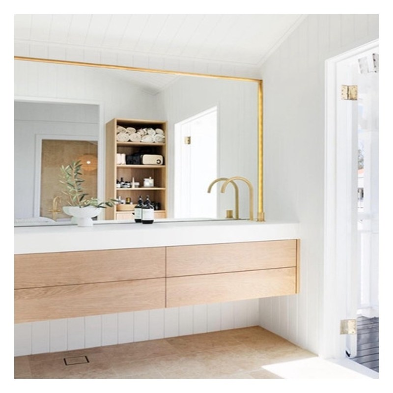 Armazém de banheiro de madeira escura de design moderno com montagem na parede e painel de porta de compensado